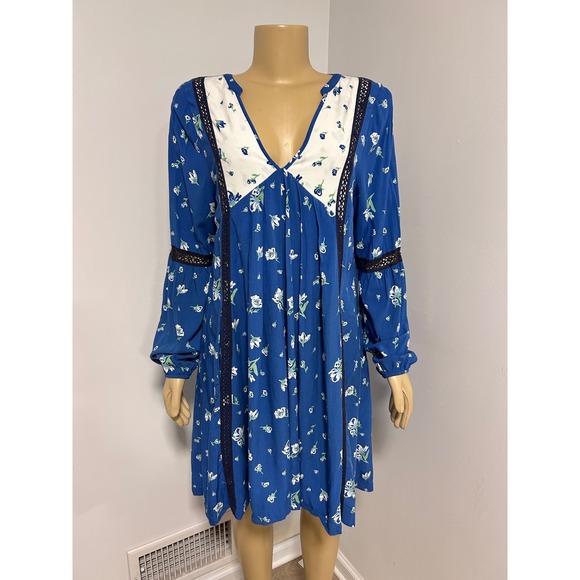 Matilda Jane Dresses & Skirts - Matilda Jane Blue Floral Crochet Trim Boho Shift Dress Womens Medium Pockets